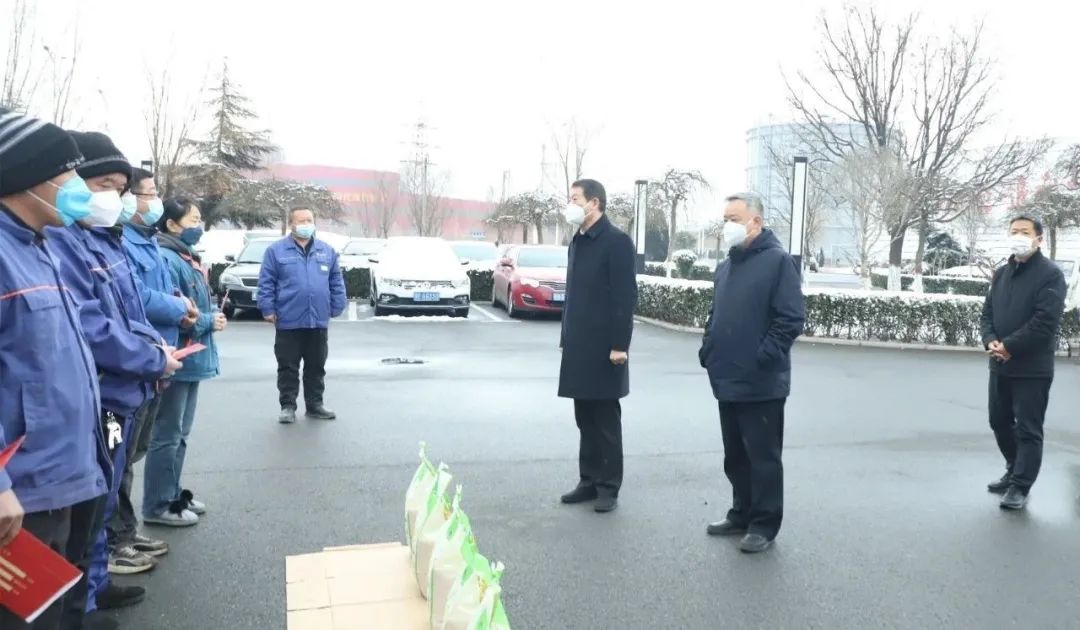 王宝玉书记到jiuyou（中国）官方网站看望慰问职工和劳模李静敏